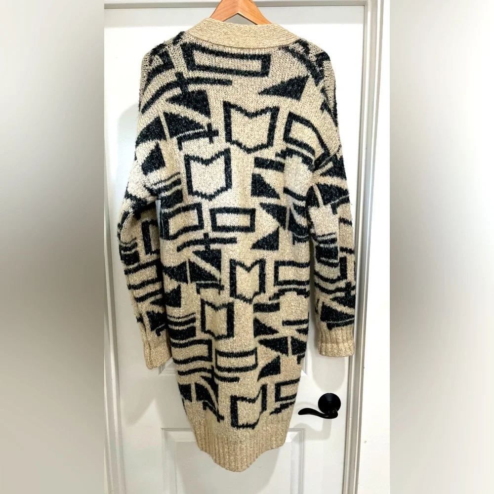 Geometric Patterned Beige and Black Sweater - Picture 3 of 6